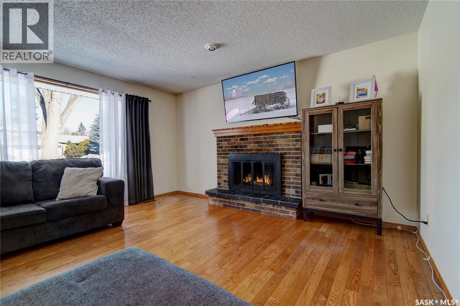 31 Crossley Bay, Regina, SK - Indoor Photo Showing Living Room With Fireplace