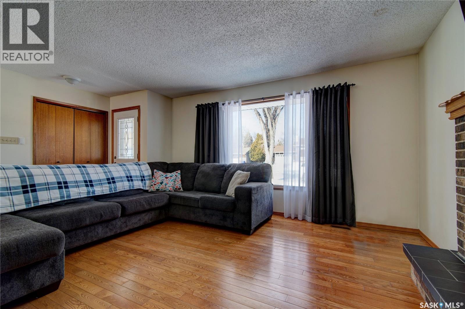 31 Crossley Bay, Regina, SK - Indoor Photo Showing Living Room