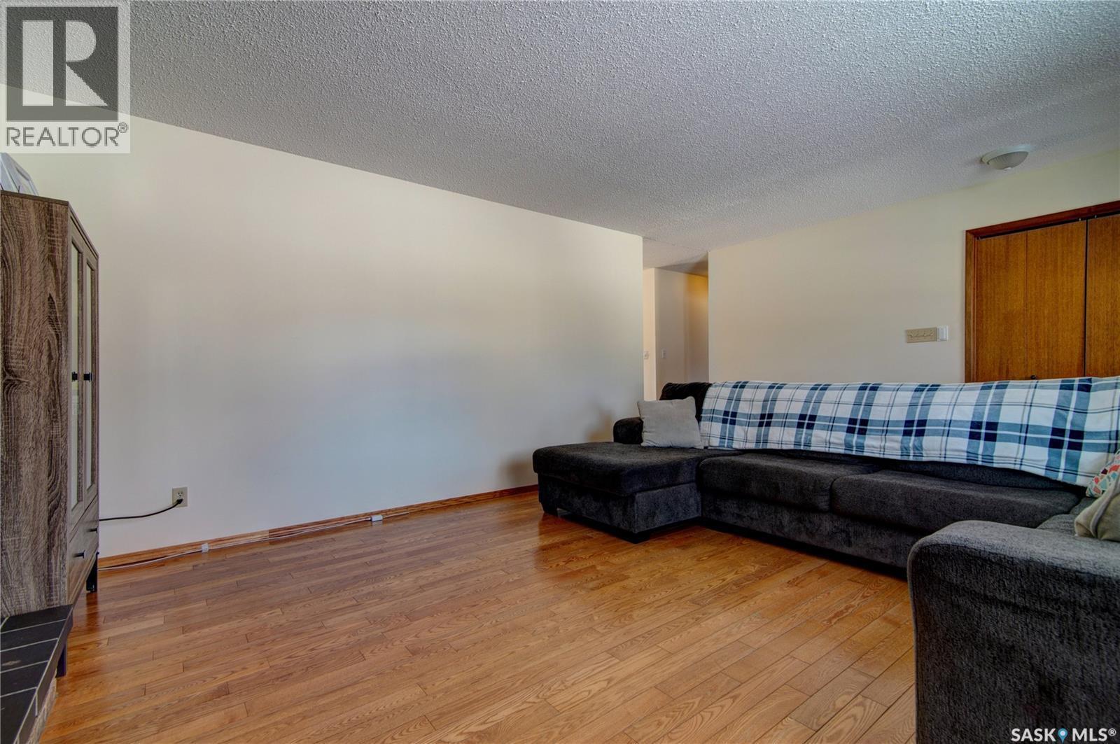 31 Crossley Bay, Regina, SK - Indoor