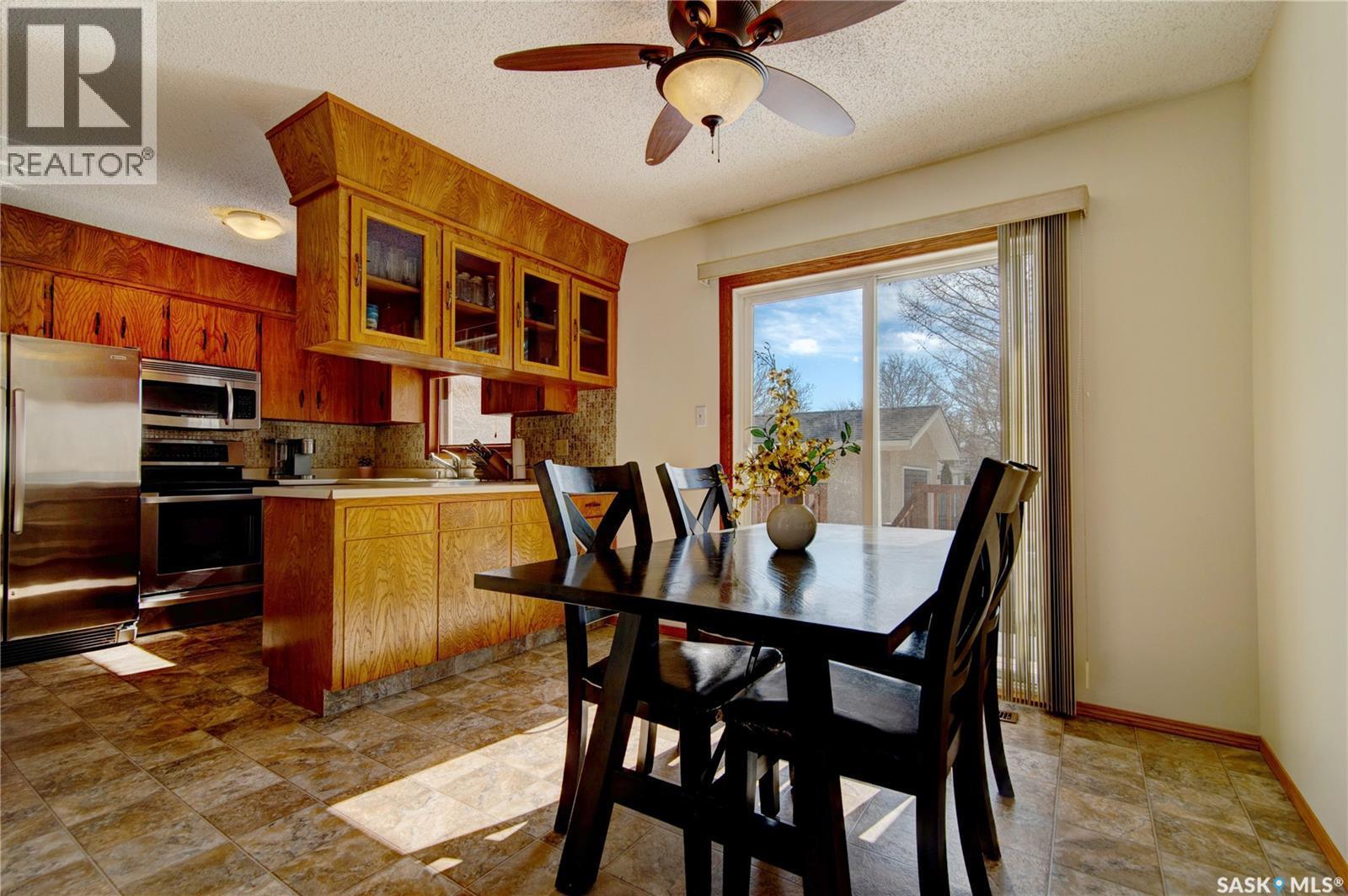 31 Crossley Bay, Regina, SK - Indoor Photo Showing Dining Room