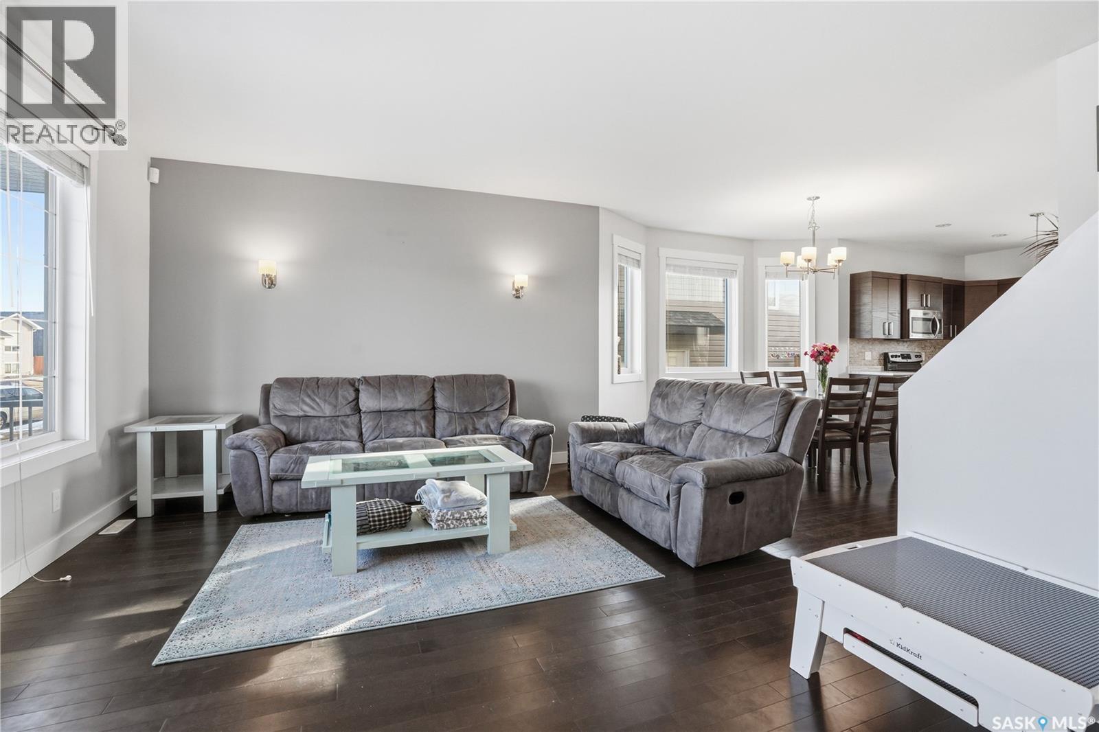 338 Rosewood Boulevard W, Saskatoon, SK - Indoor Photo Showing Living Room