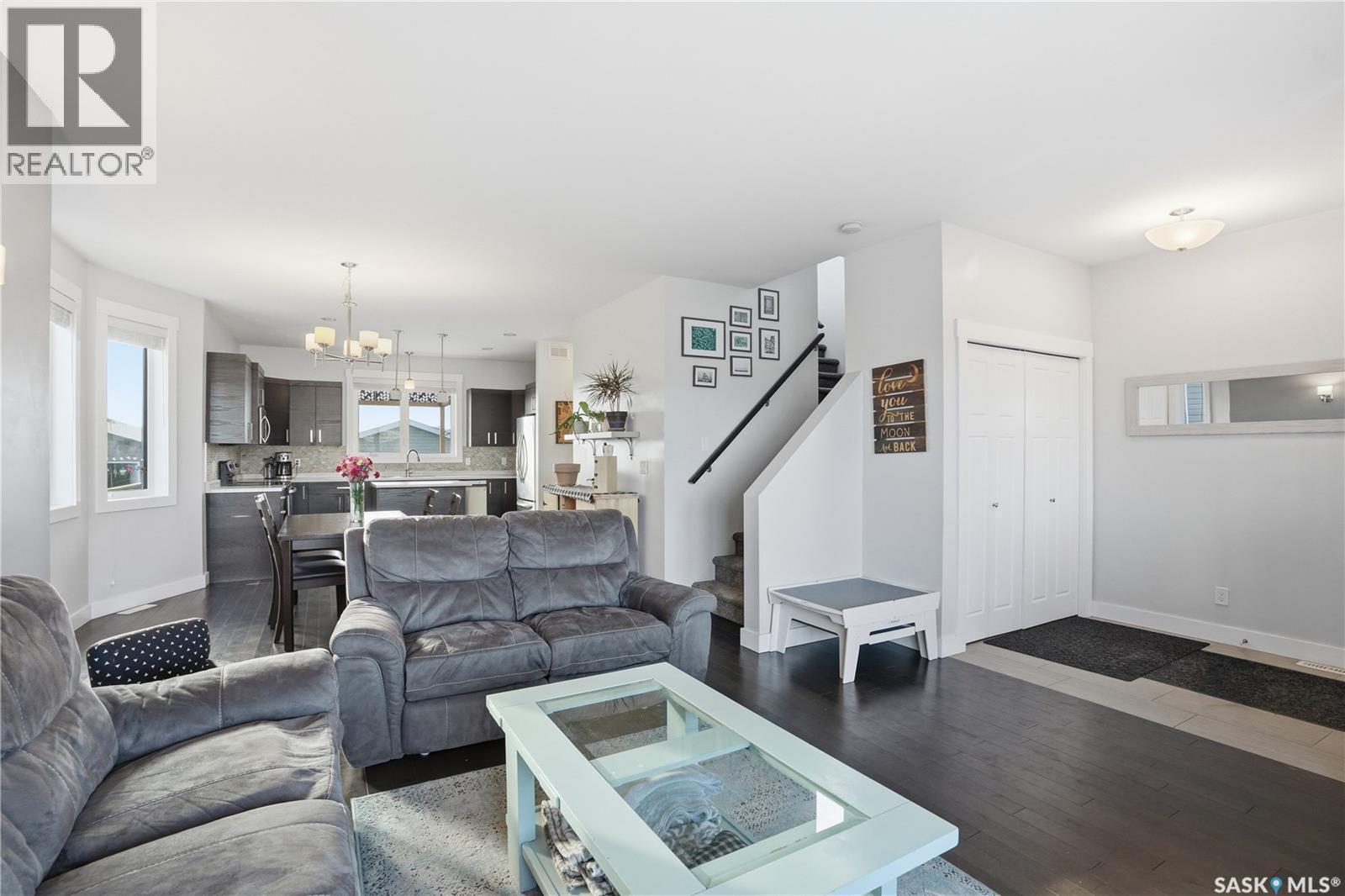 338 Rosewood Boulevard W, Saskatoon, SK - Indoor Photo Showing Living Room