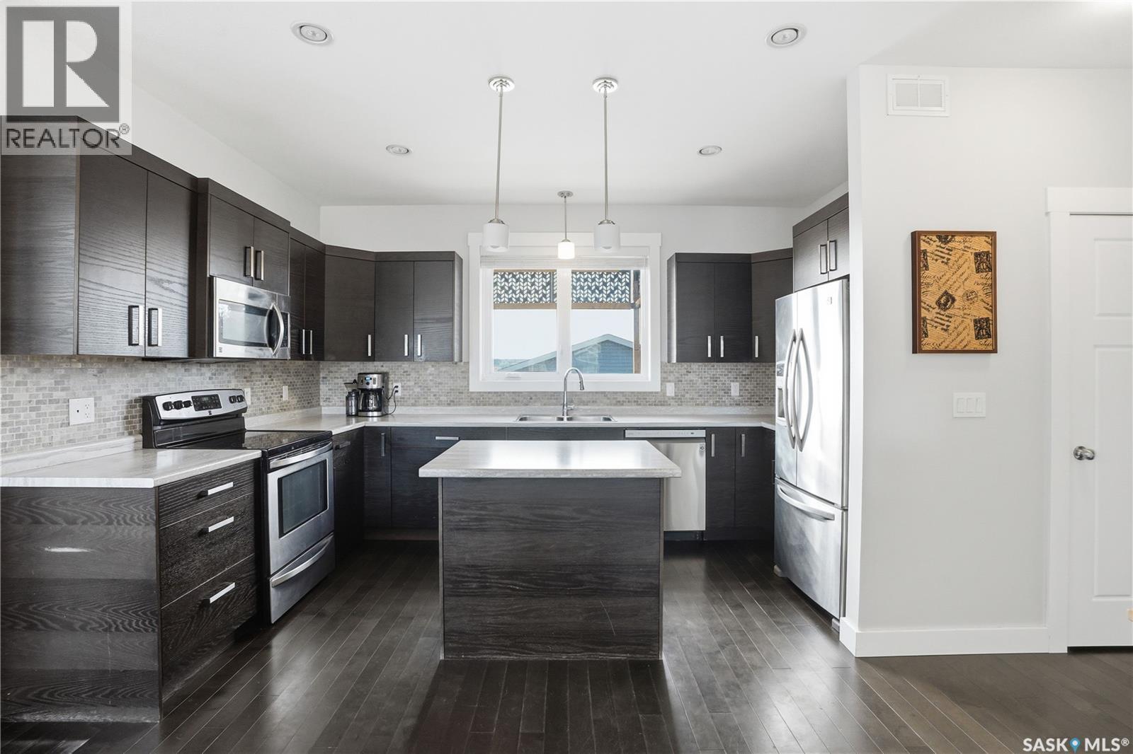 338 Rosewood Boulevard W, Saskatoon, SK - Indoor Photo Showing Kitchen With Double Sink With Upgraded Kitchen