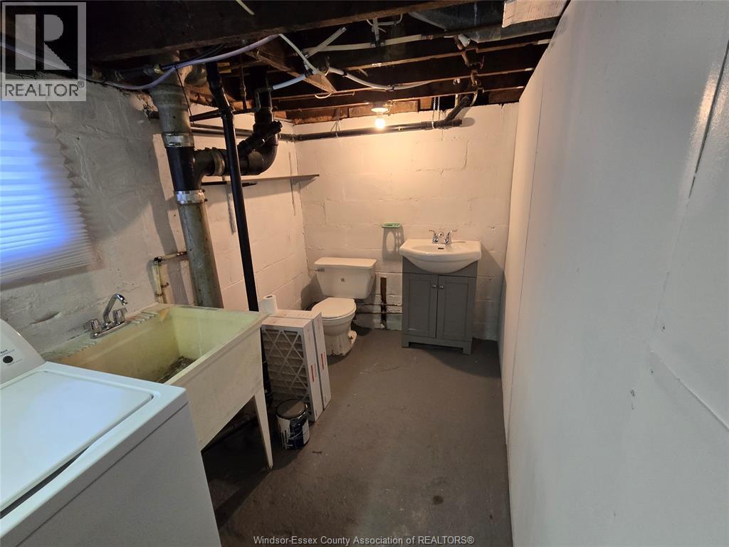 1046 Elsmere, Windsor, ON - Indoor Photo Showing Laundry Room