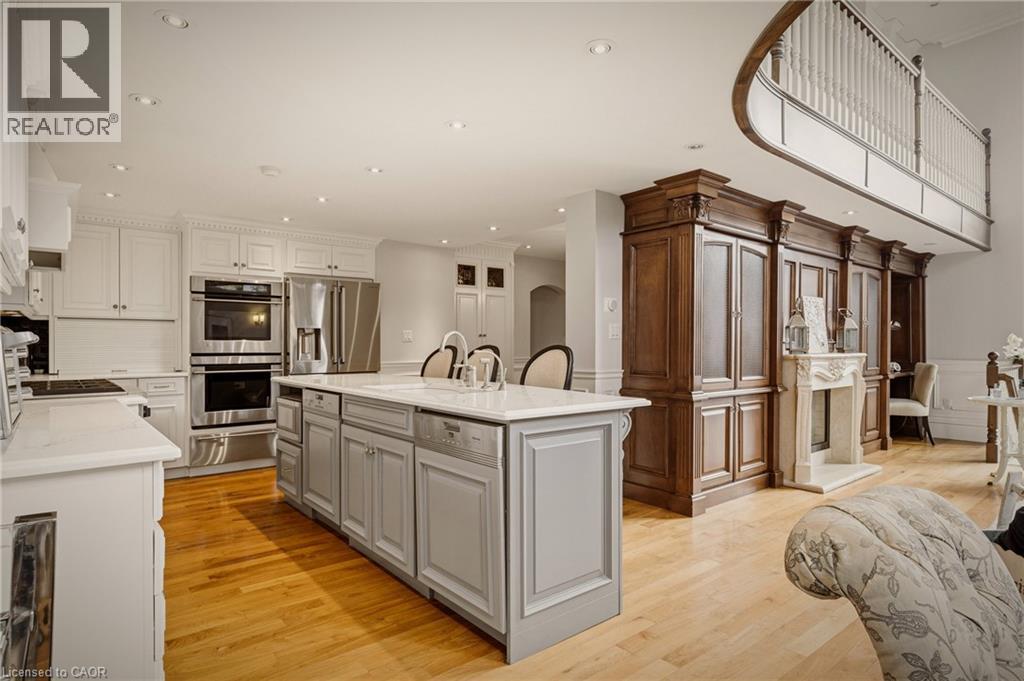 74 Oak Knoll Drive, Hamilton, ON - Indoor Photo Showing Kitchen With Upgraded Kitchen