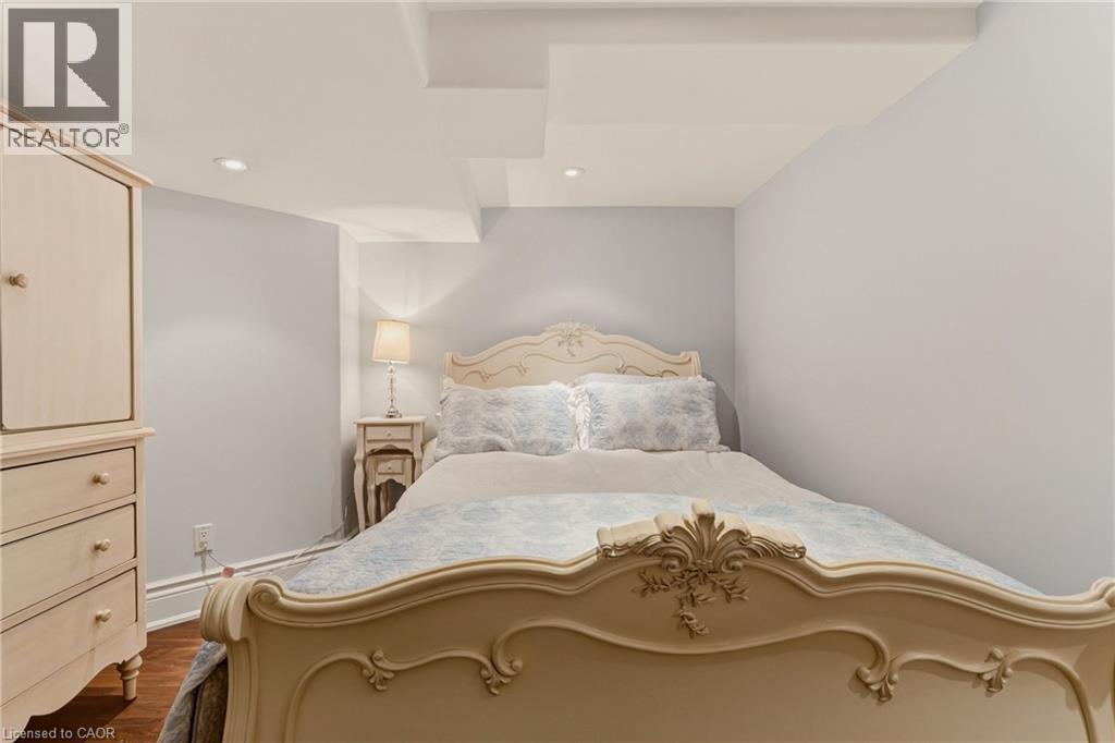 74 Oak Knoll Drive, Hamilton, ON - Indoor Photo Showing Bedroom