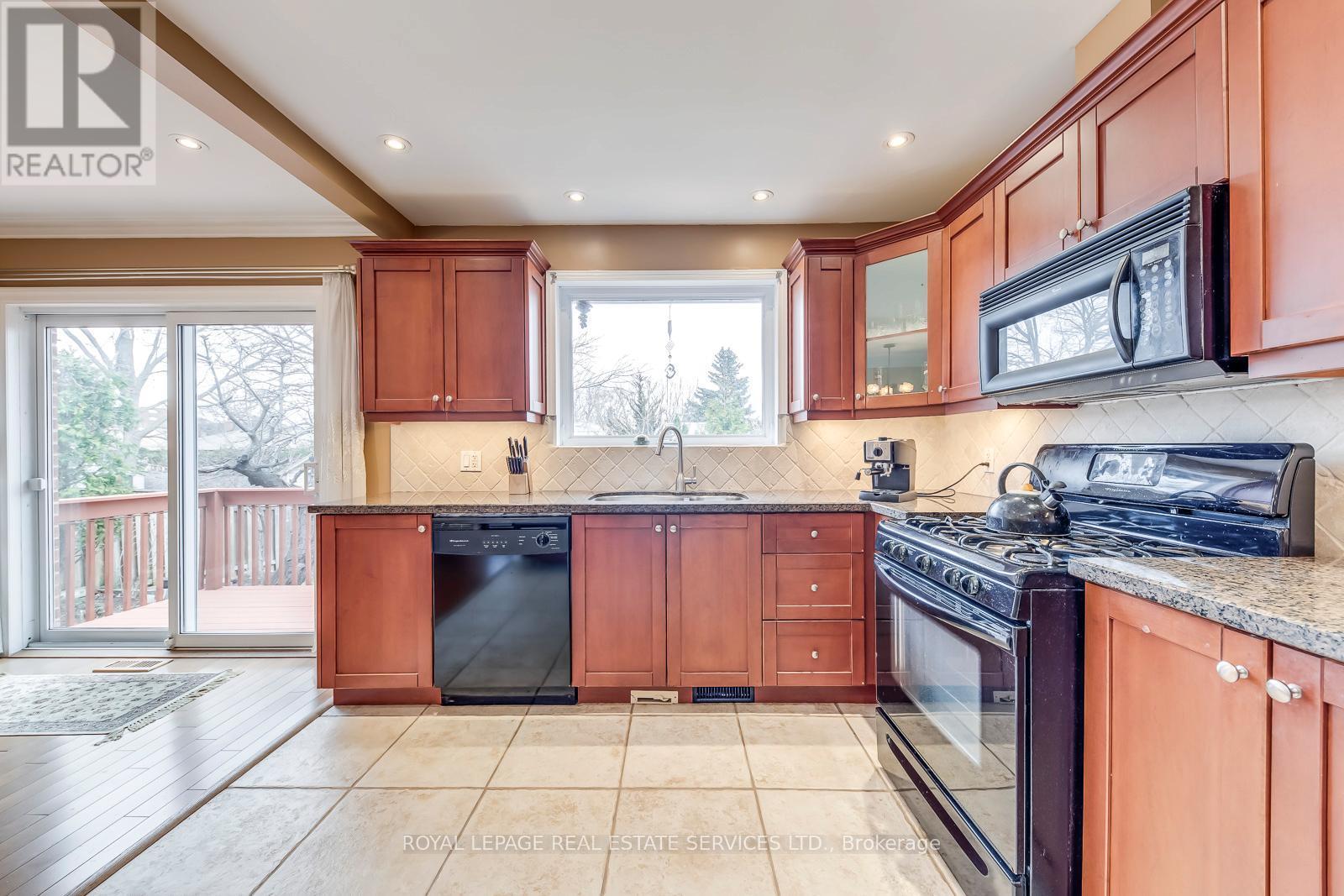 1607 Ewald Road, Mississauga, ON - Indoor Photo Showing Kitchen