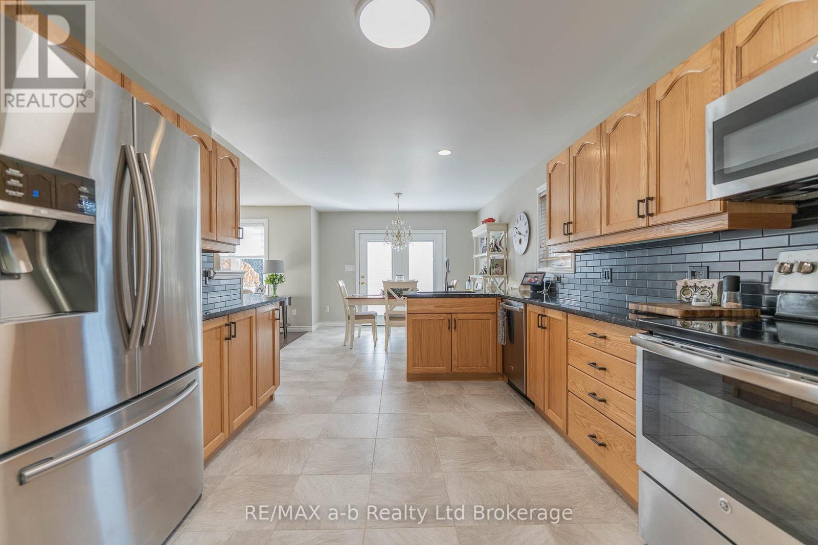 Kitchen and Eating Area - 90 Weston Drive, Tillsonburg, ON - Indoor Photo Showing Kitchen