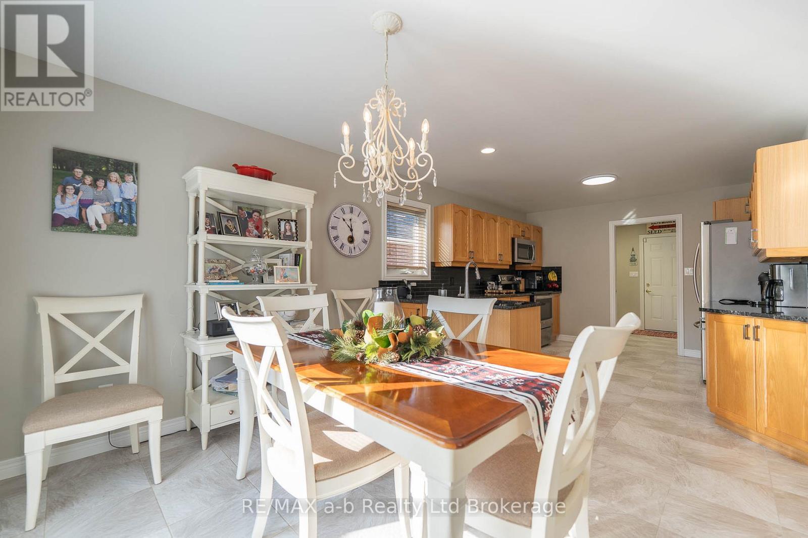 Kitchen and Eating Area - 90 Weston Drive, Tillsonburg, ON - Indoor Photo Showing Dining Room