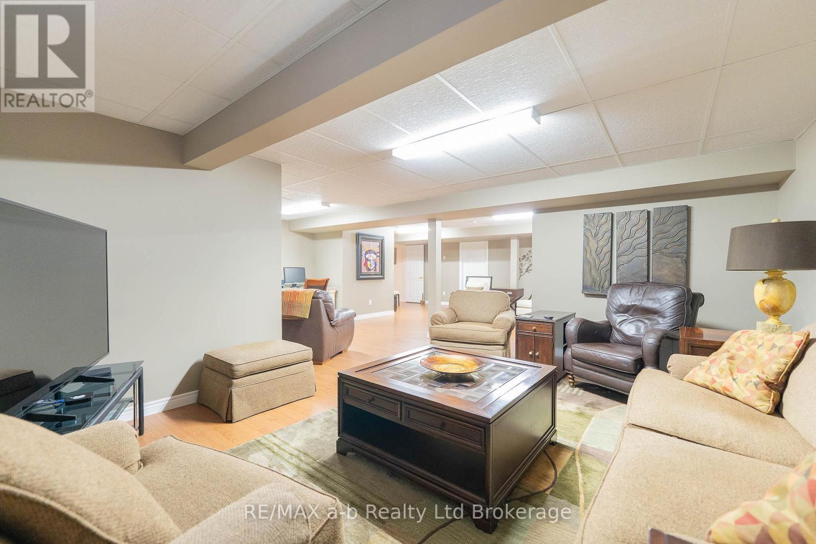Recreation Room - 90 Weston Drive, Tillsonburg, ON - Indoor Photo Showing Living Room