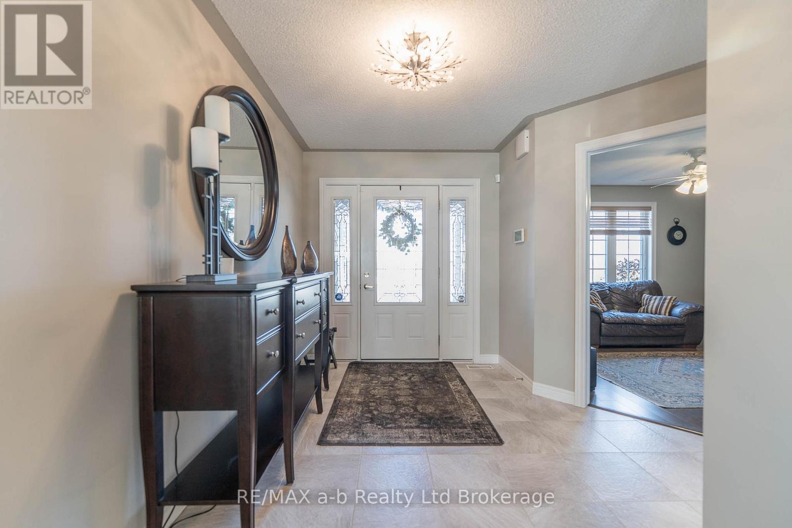 Front Foyer - 90 Weston Drive, Tillsonburg, ON - Indoor Photo Showing Other Room
