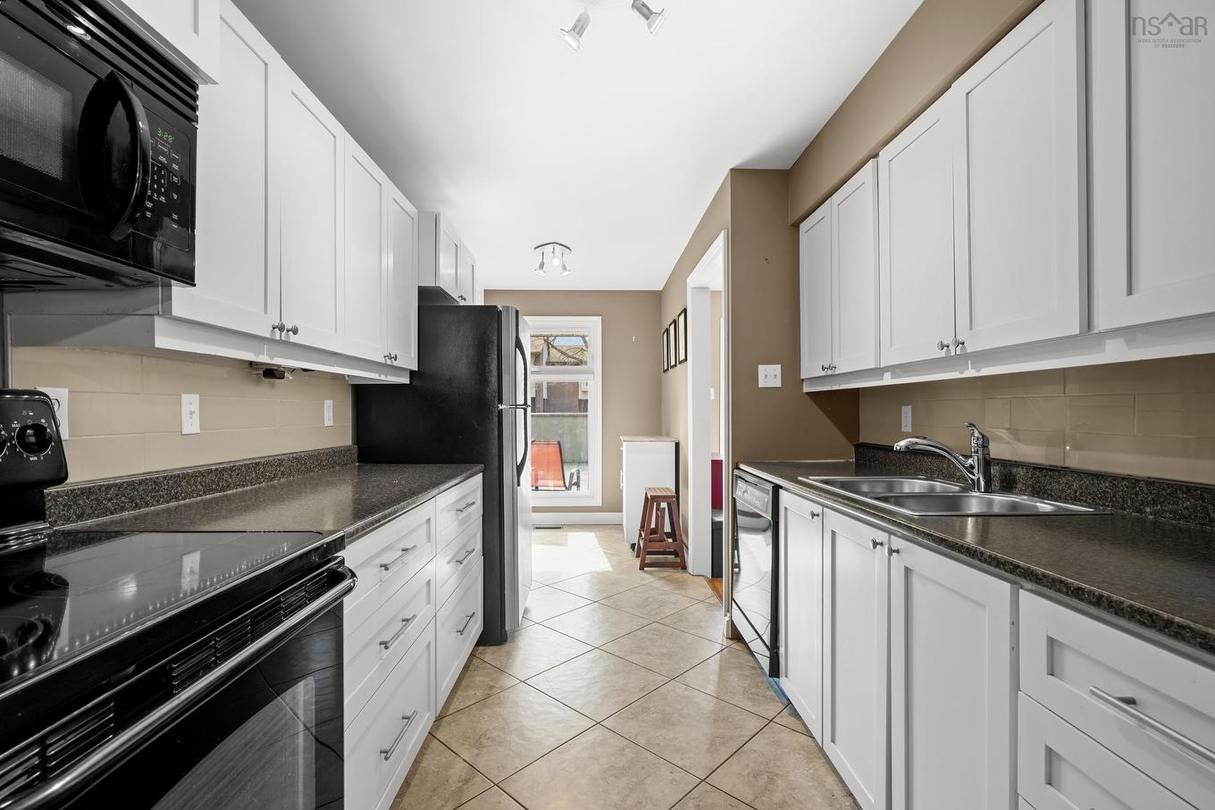 32 Garden Court Terrace, Dartmouth, NS - Indoor Photo Showing Kitchen With Double Sink