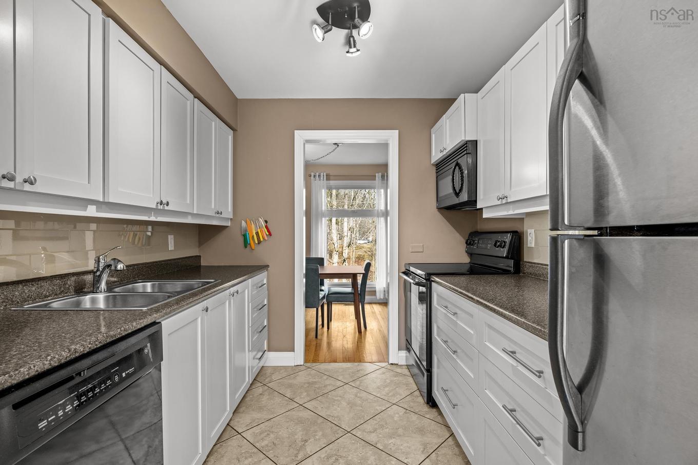 32 Garden Court Terrace, Dartmouth, NS - Indoor Photo Showing Kitchen With Double Sink