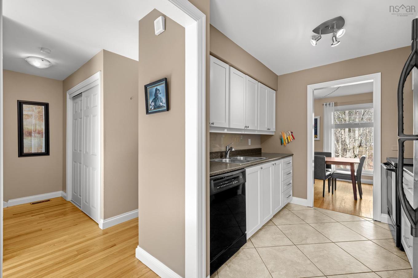 32 Garden Court Terrace, Dartmouth, NS - Indoor Photo Showing Kitchen With Double Sink