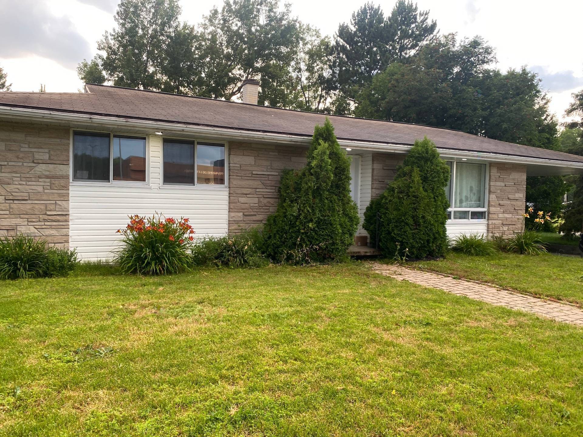 Front of Structure - 72 8E Avenue E., Amos, QC - Outdoor