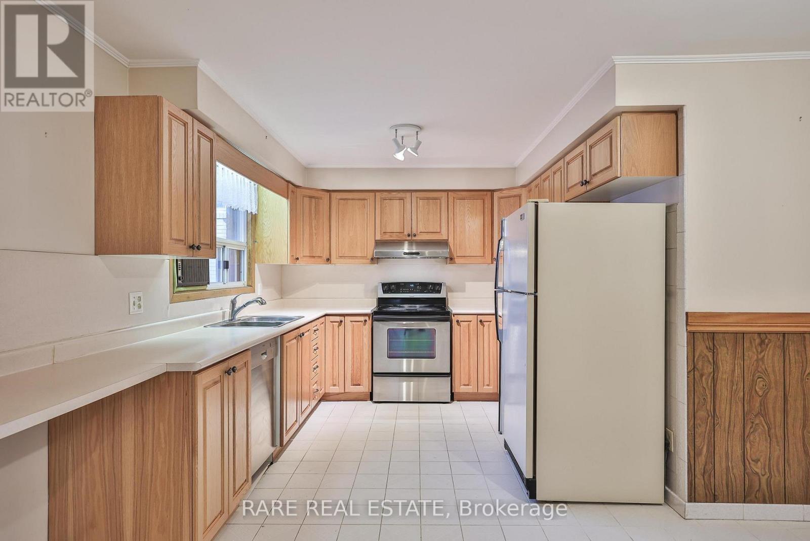 2348 Denise Road, Mississauga, ON - Indoor Photo Showing Kitchen With Double Sink