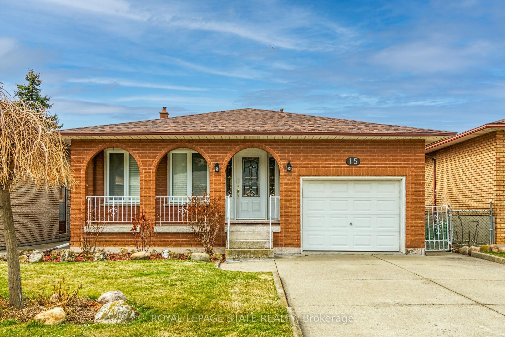 15 Fairington Crescent, Hamilton, ON - Outdoor With Deck Patio Veranda