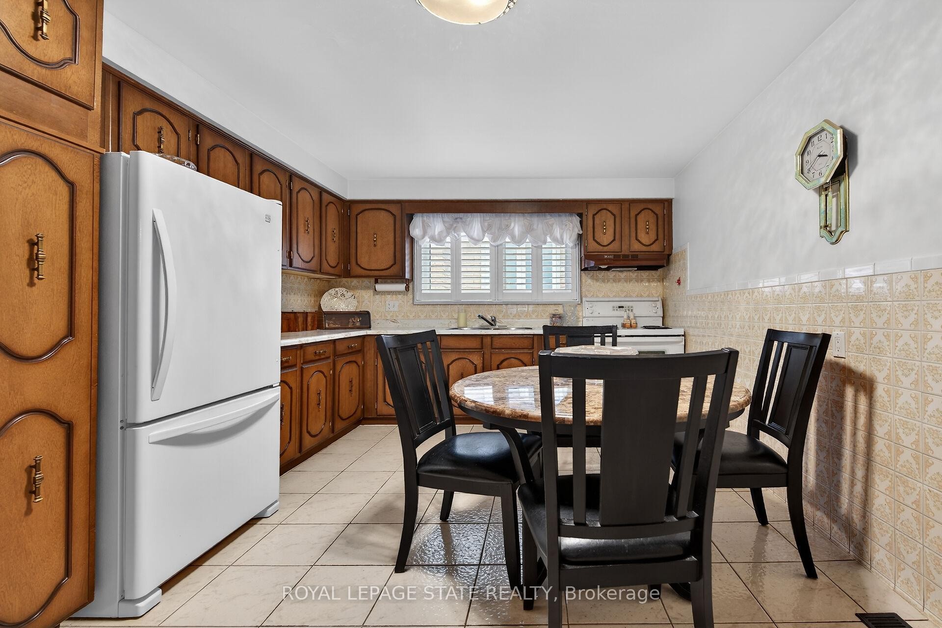 15 Fairington Crescent, Hamilton, ON - Indoor Photo Showing Dining Room