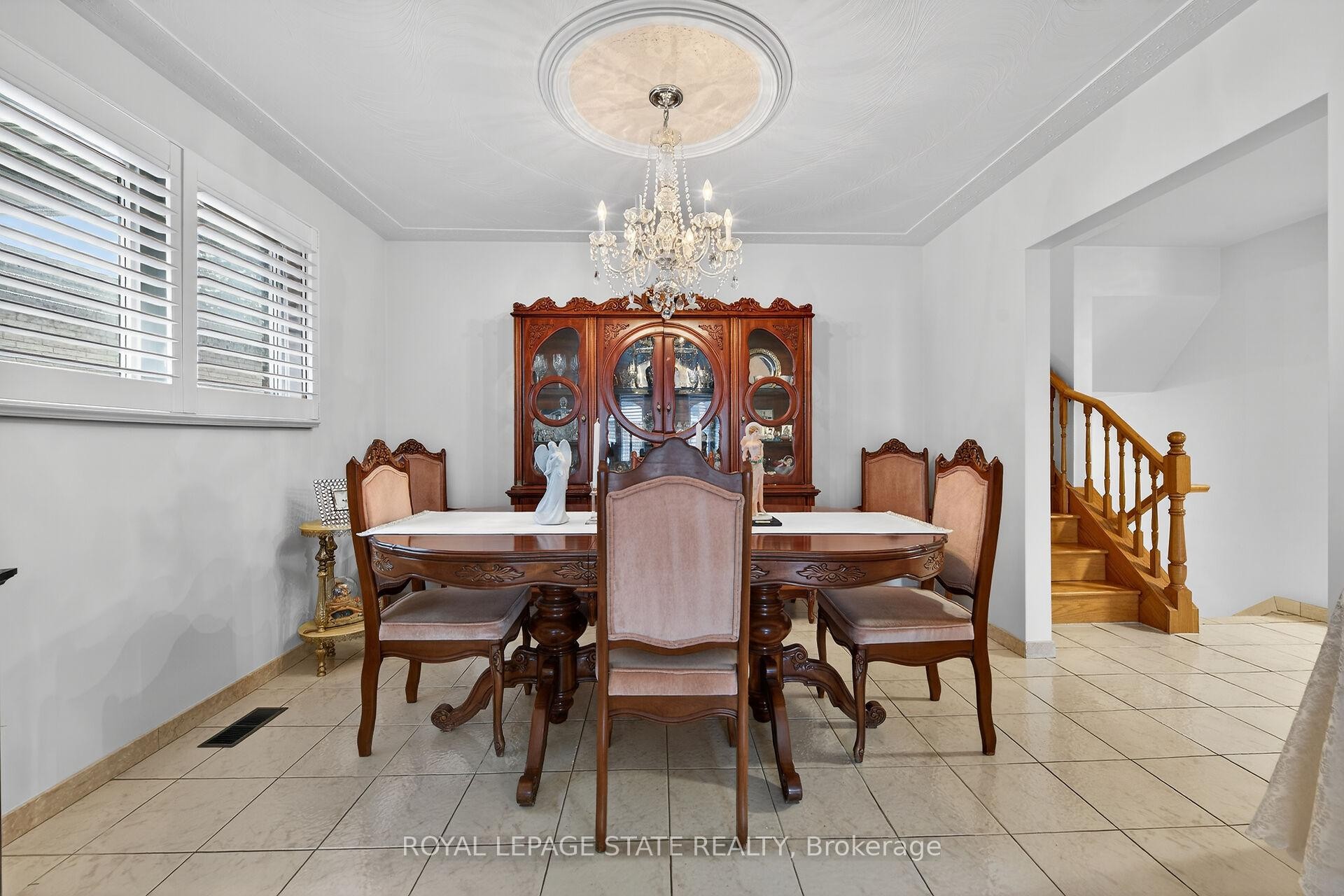 15 Fairington Crescent, Hamilton, ON - Indoor Photo Showing Dining Room