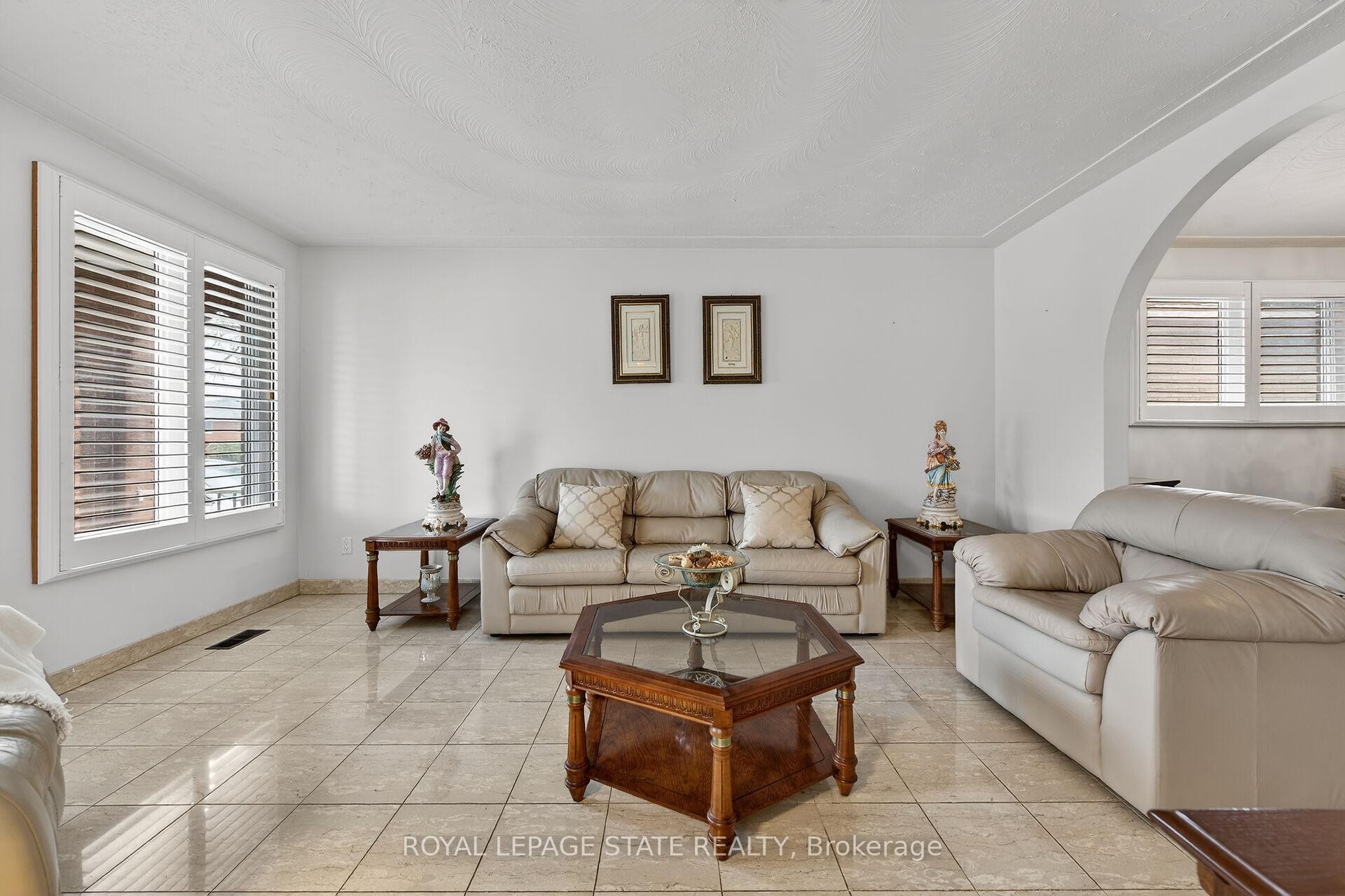 15 Fairington Crescent, Hamilton, ON - Indoor Photo Showing Living Room