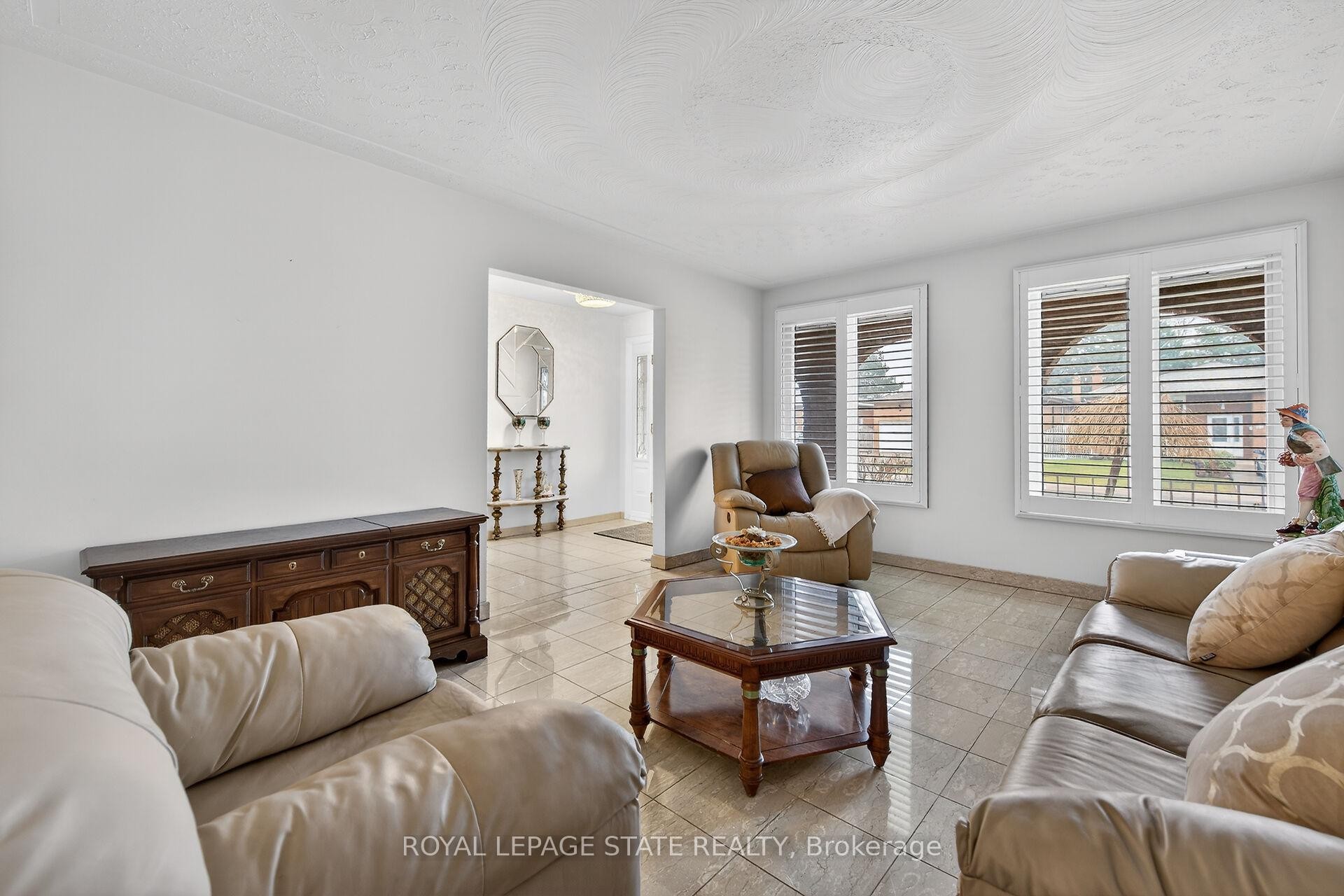 15 Fairington Crescent, Hamilton, ON - Indoor Photo Showing Living Room
