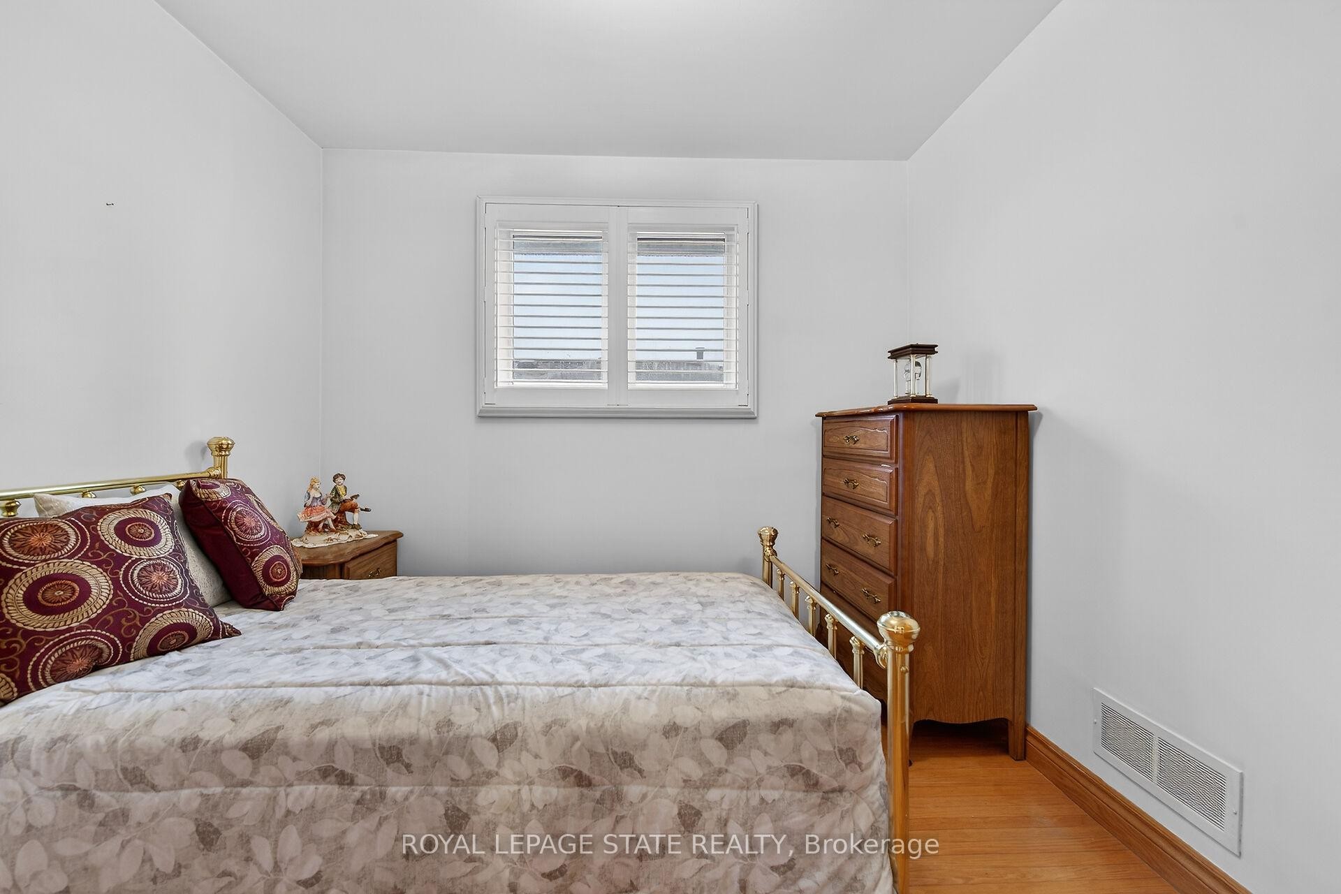 15 Fairington Crescent, Hamilton, ON - Indoor Photo Showing Bedroom