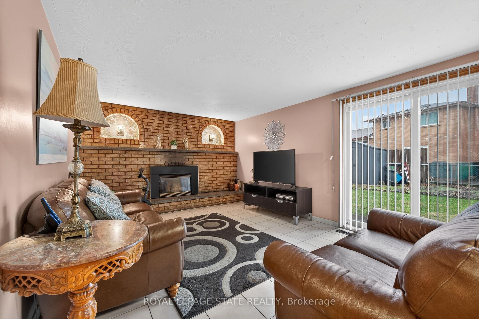 15 Fairington Crescent, Hamilton, ON - Indoor Photo Showing Living Room With Fireplace