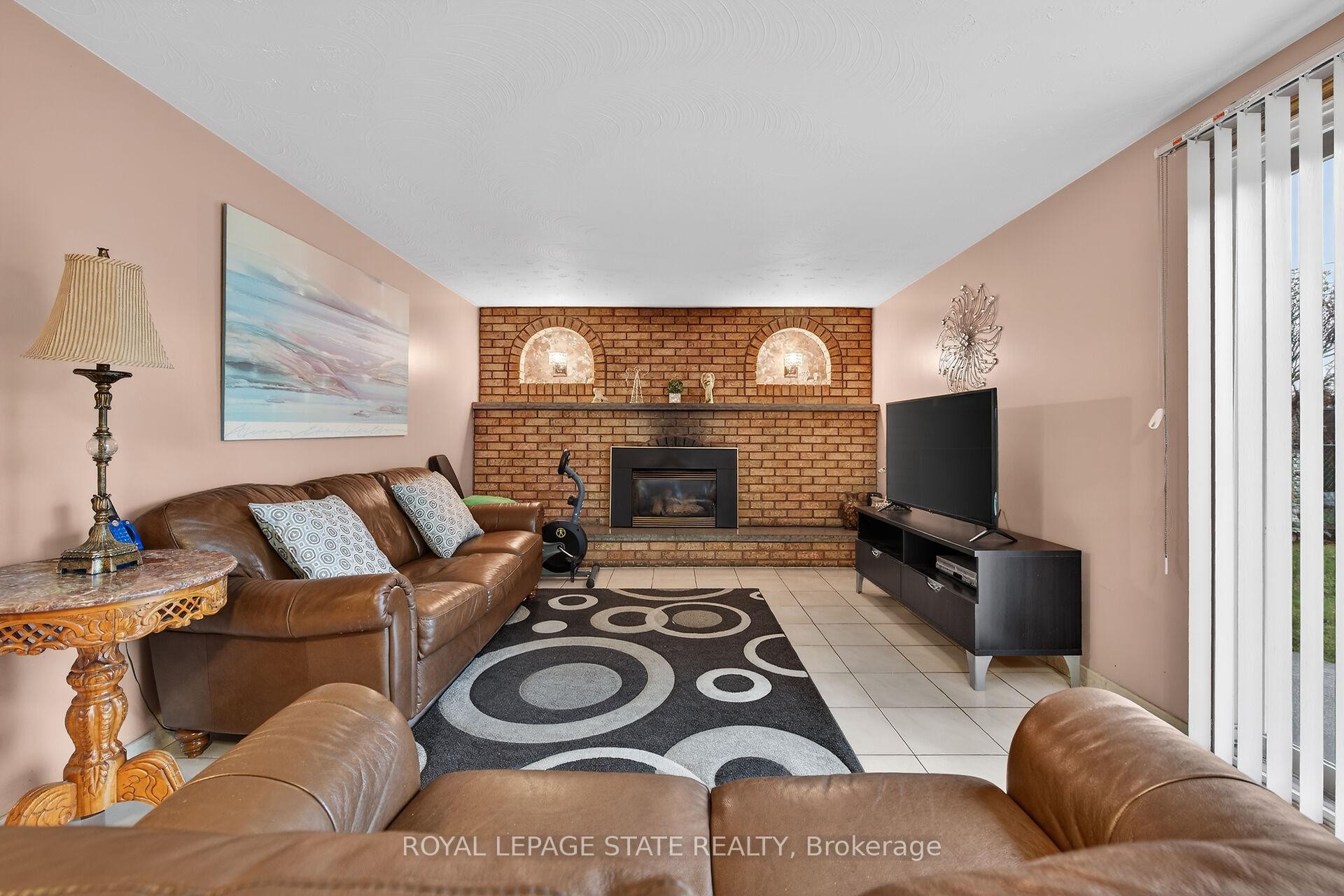 15 Fairington Crescent, Hamilton, ON - Indoor Photo Showing Living Room With Fireplace