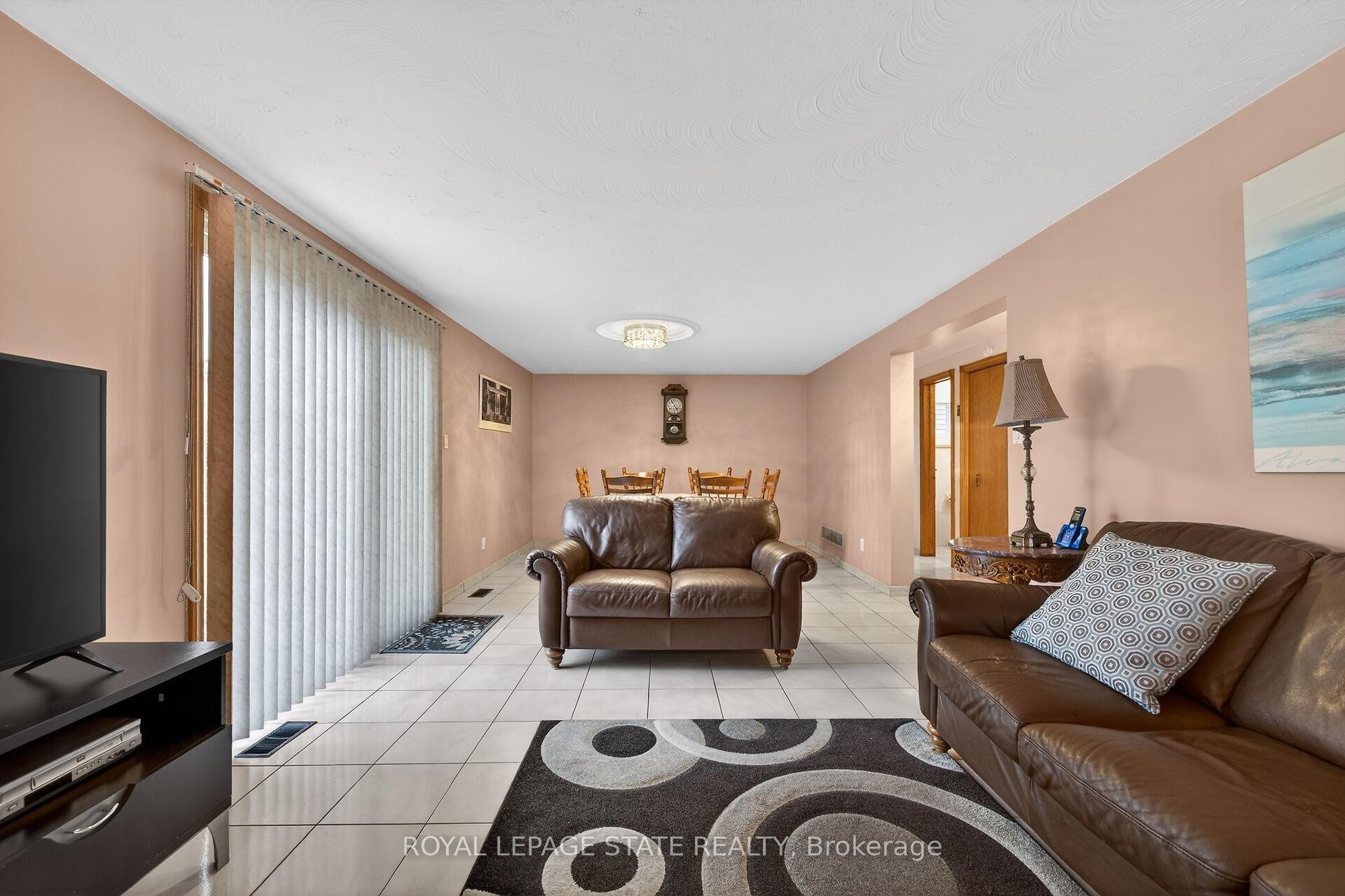 15 Fairington Crescent, Hamilton, ON - Indoor Photo Showing Living Room