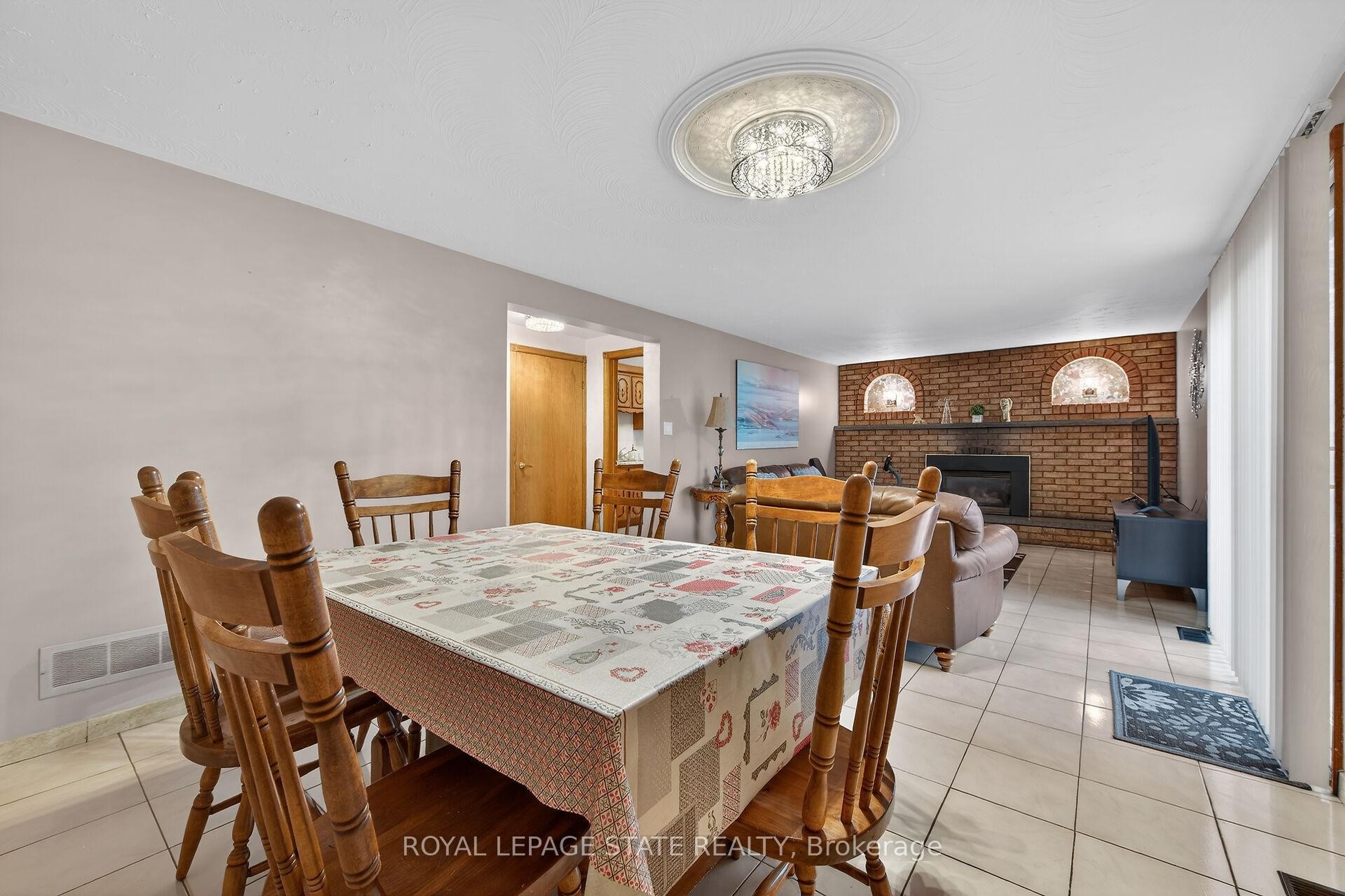 15 Fairington Crescent, Hamilton, ON - Indoor Photo Showing Dining Room