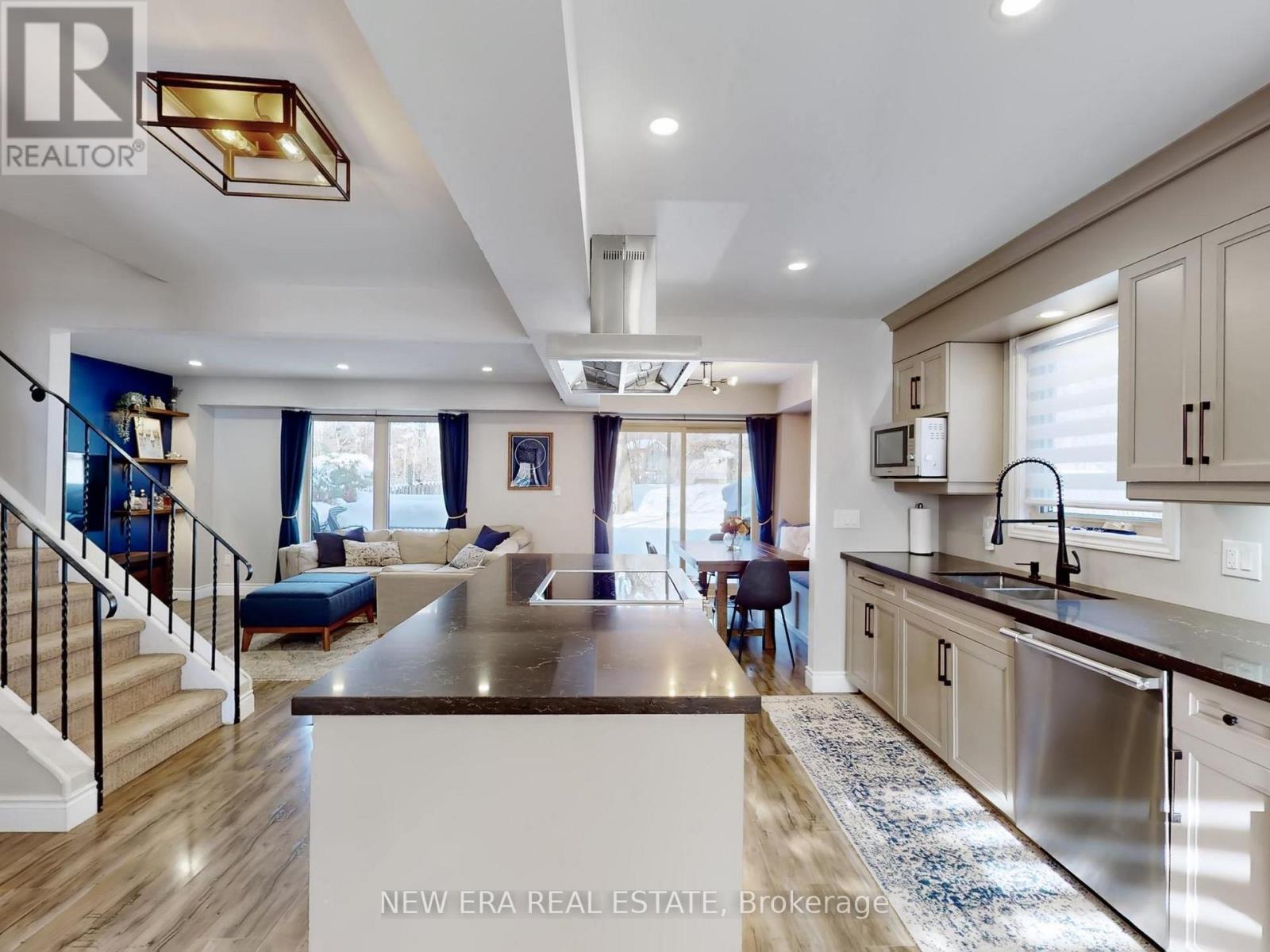 7189 Joliette Crescent, Mississauga, ON - Indoor Photo Showing Kitchen With Double Sink
