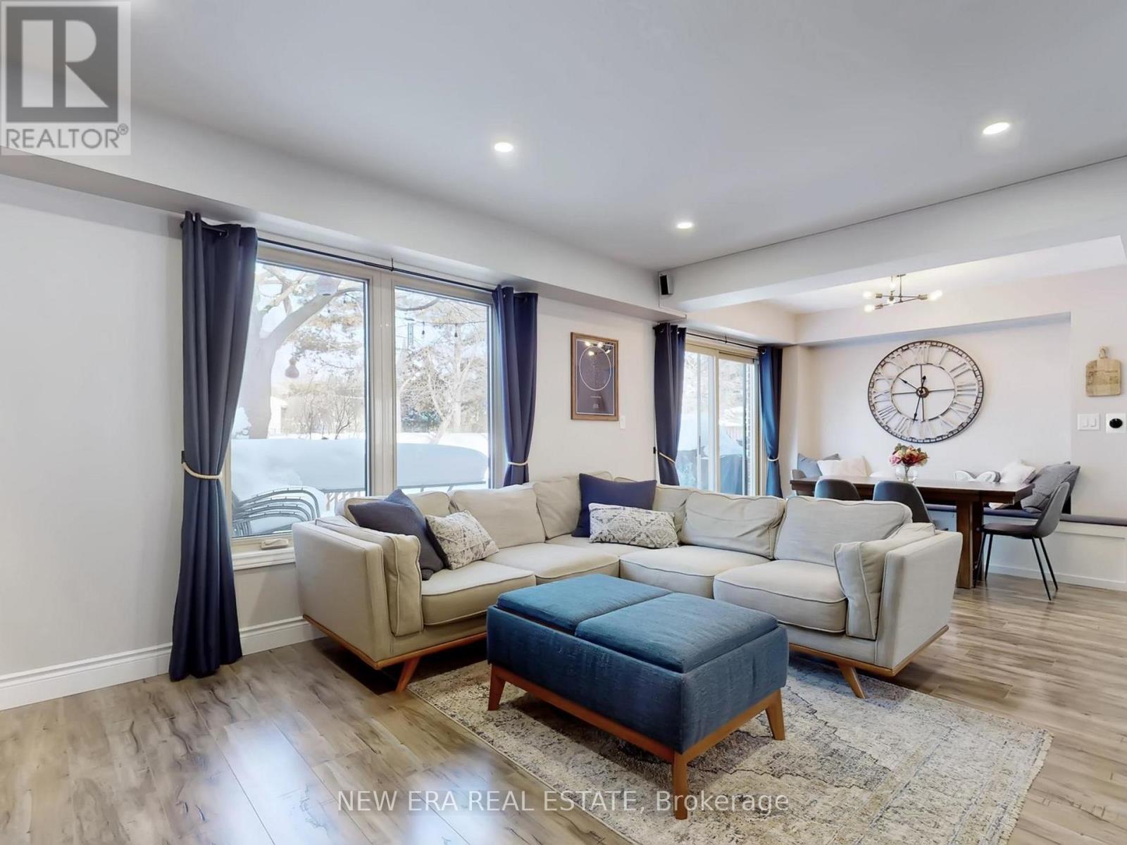 7189 Joliette Crescent, Mississauga, ON - Indoor Photo Showing Living Room