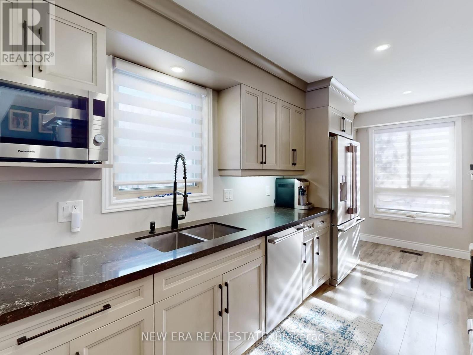7189 Joliette Crescent, Mississauga, ON - Indoor Photo Showing Kitchen With Double Sink