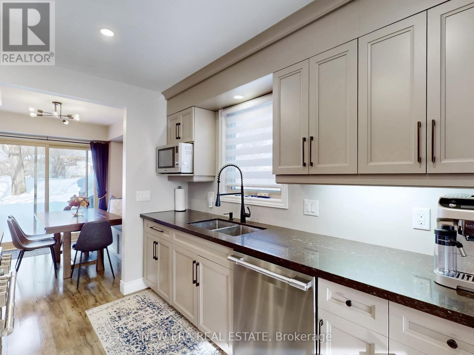 7189 Joliette Crescent, Mississauga, ON - Indoor Photo Showing Kitchen With Double Sink