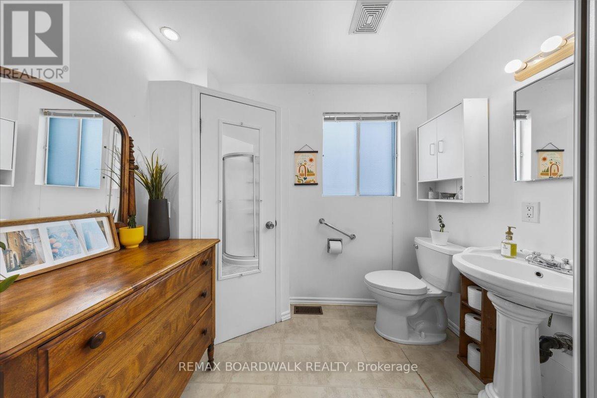 2691 Priscilla Street, Ottawa, ON - Indoor Photo Showing Bathroom