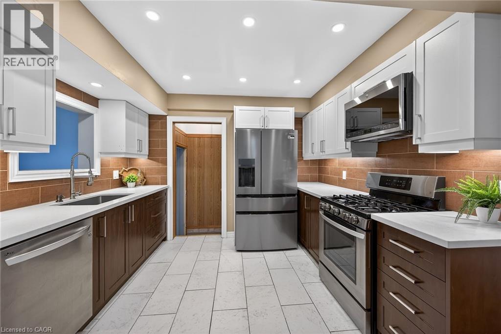 19 Burfield Avenue, Hamilton, ON - Indoor Photo Showing Kitchen