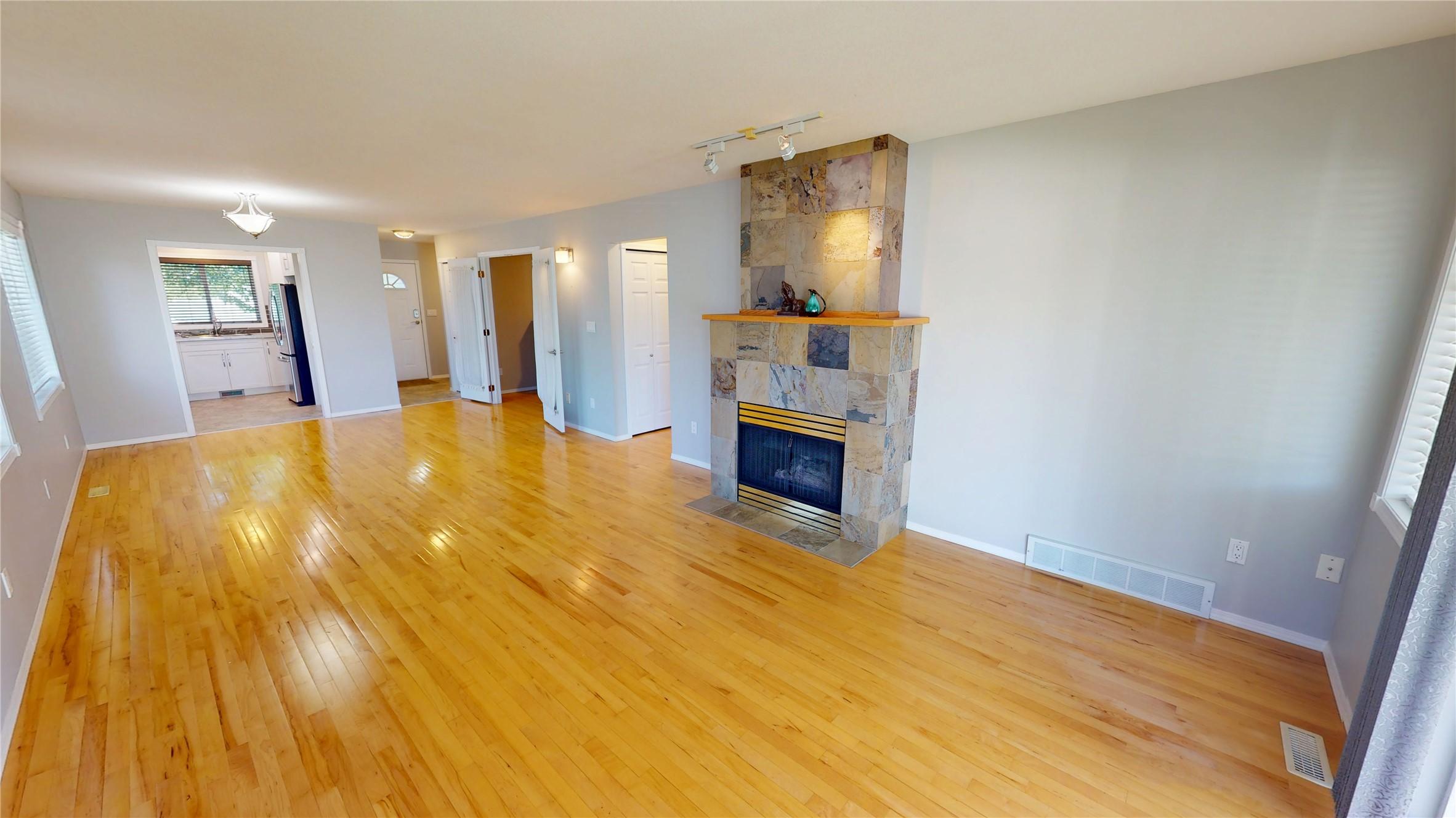26-2375 1St Street, Cranbrook, BC - Indoor Photo Showing Living Room With Fireplace