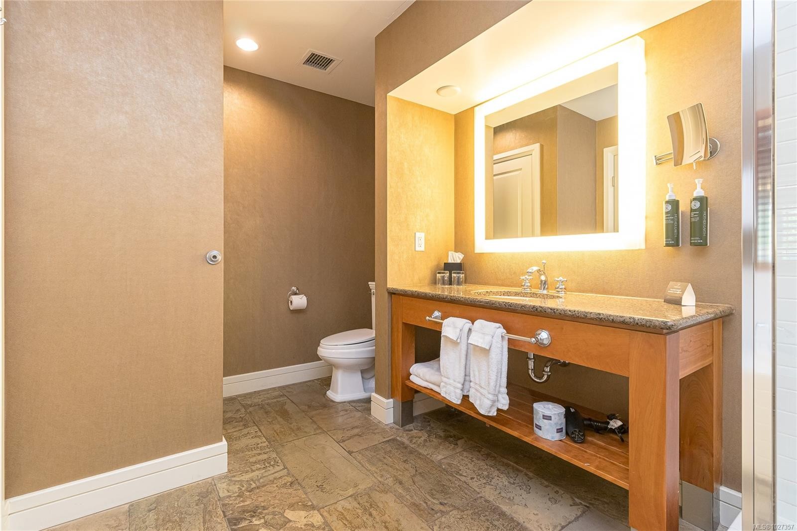 210 A-1376 Lynburne Pl, Langford, BC - Indoor Photo Showing Bathroom