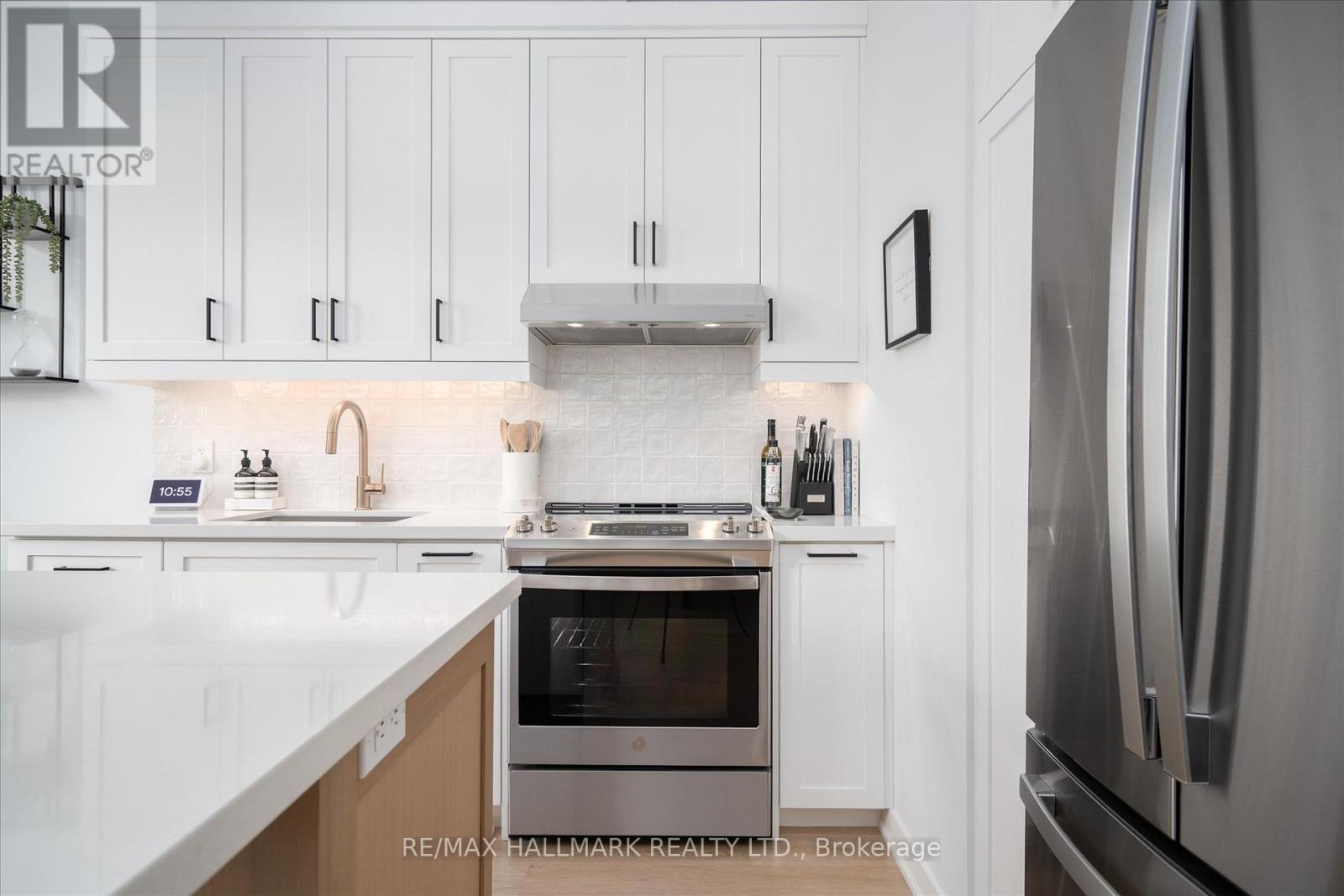 53 Wood Street E, Hamilton, ON - Indoor Photo Showing Kitchen With Upgraded Kitchen