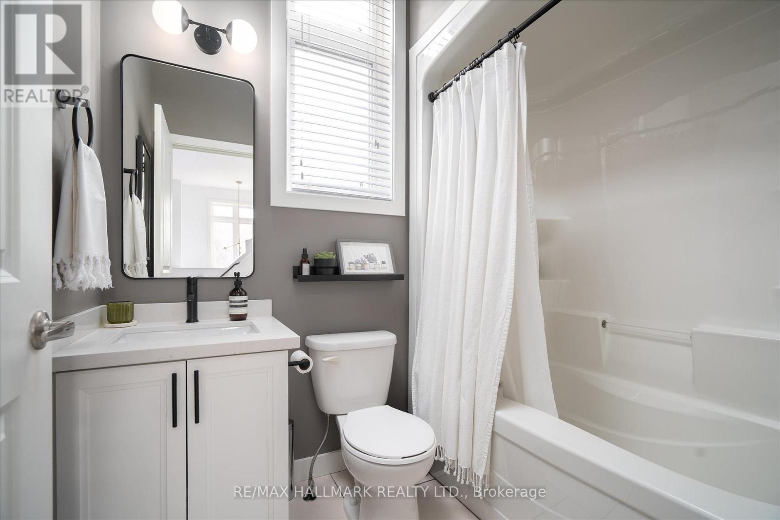 53 Wood Street E, Hamilton, ON - Indoor Photo Showing Bathroom