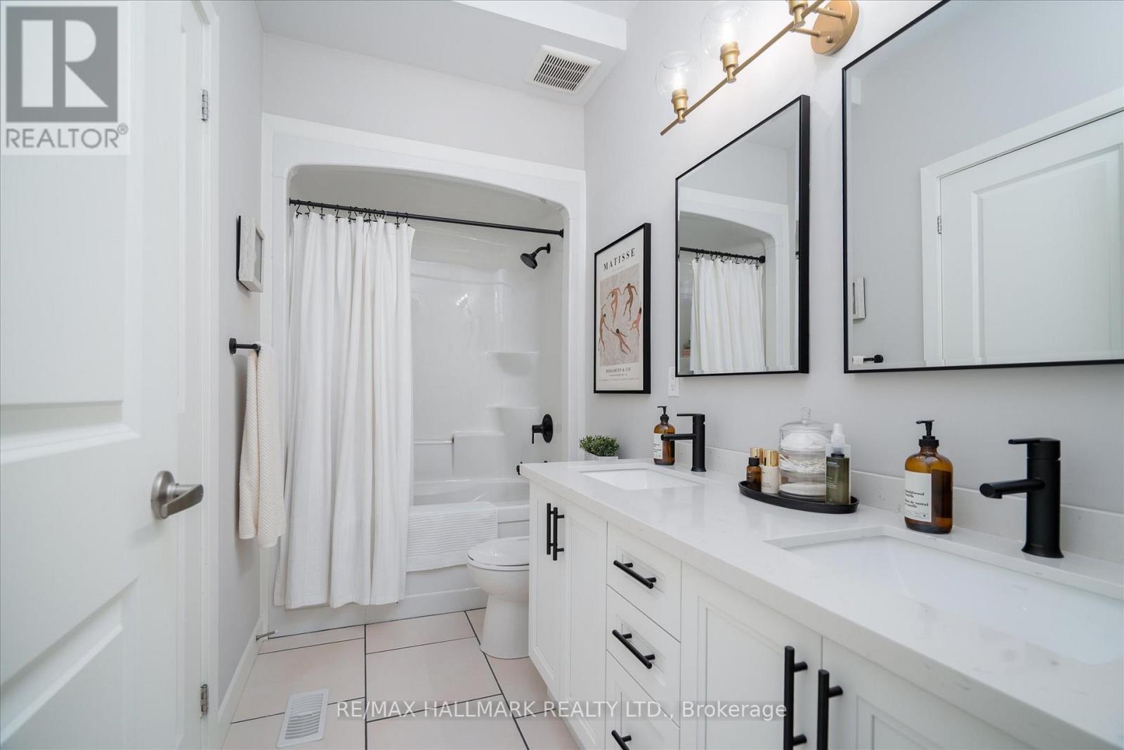 53 Wood Street E, Hamilton, ON - Indoor Photo Showing Bathroom