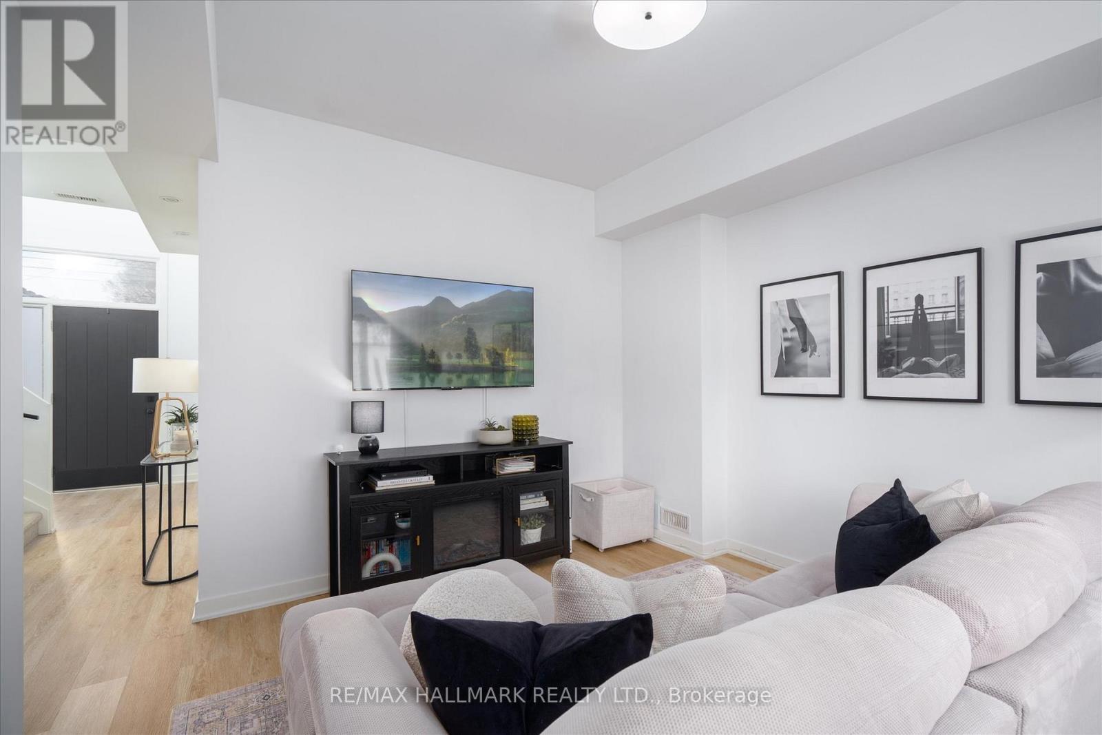 53 Wood Street E, Hamilton, ON - Indoor Photo Showing Living Room