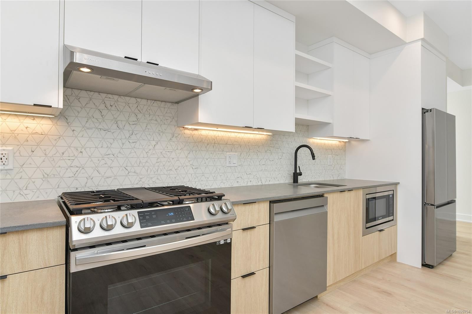 304-1114 Samar Cres, Langford, BC - Indoor Photo Showing Kitchen With Upgraded Kitchen