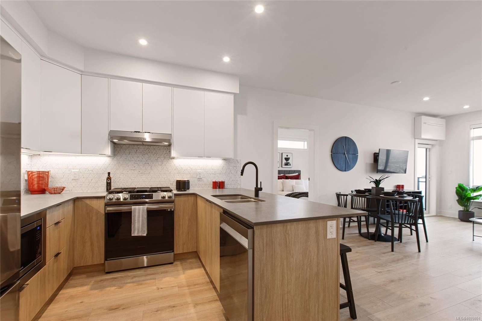 501-1114 Samar Cres, Langford, BC - Indoor Photo Showing Kitchen With Double Sink With Upgraded Kitchen