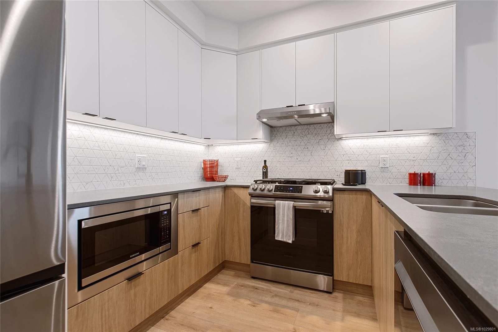 501-1114 Samar Cres, Langford, BC - Indoor Photo Showing Kitchen With Upgraded Kitchen