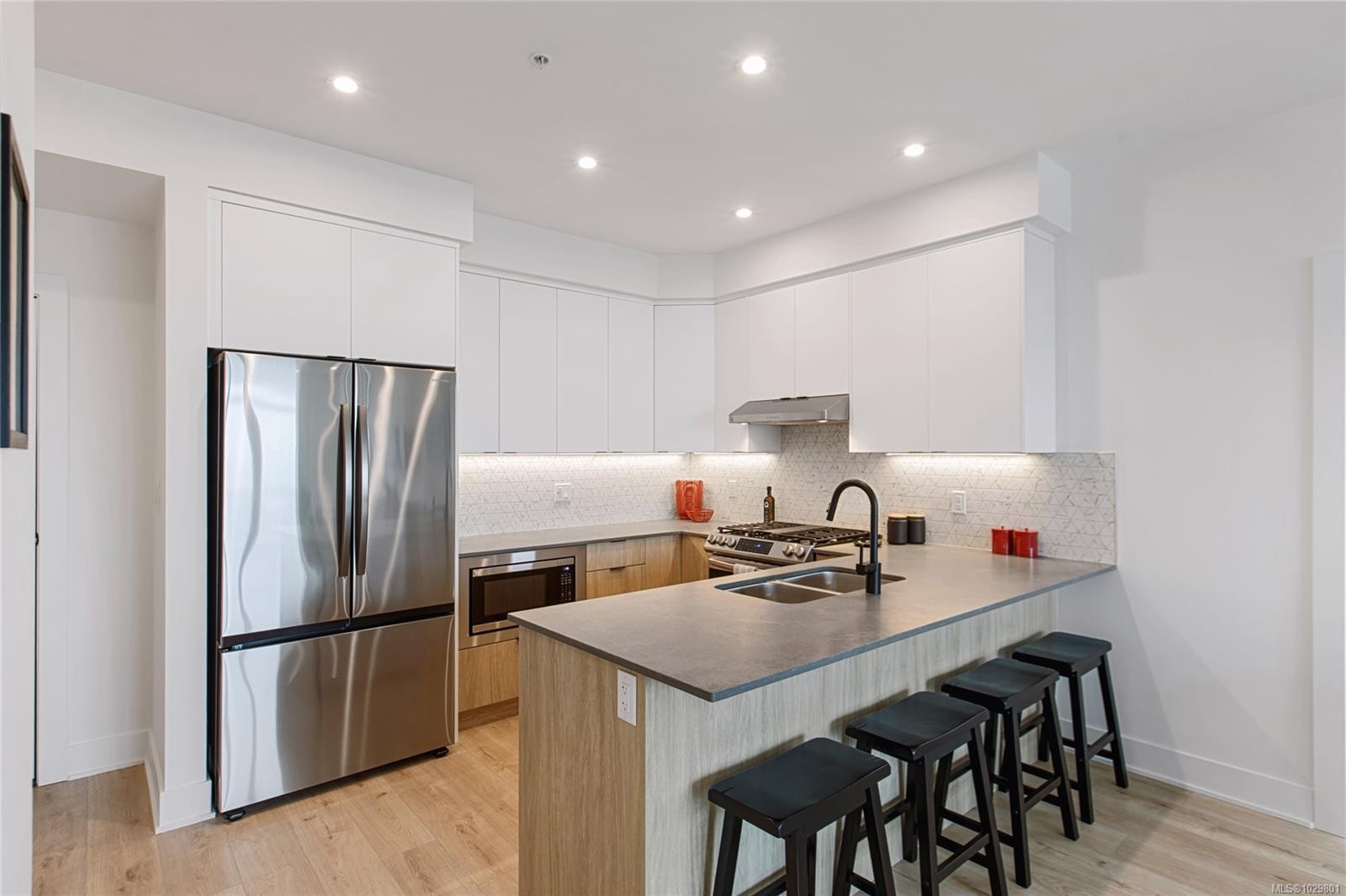 501-1114 Samar Cres, Langford, BC - Indoor Photo Showing Kitchen With Double Sink With Upgraded Kitchen