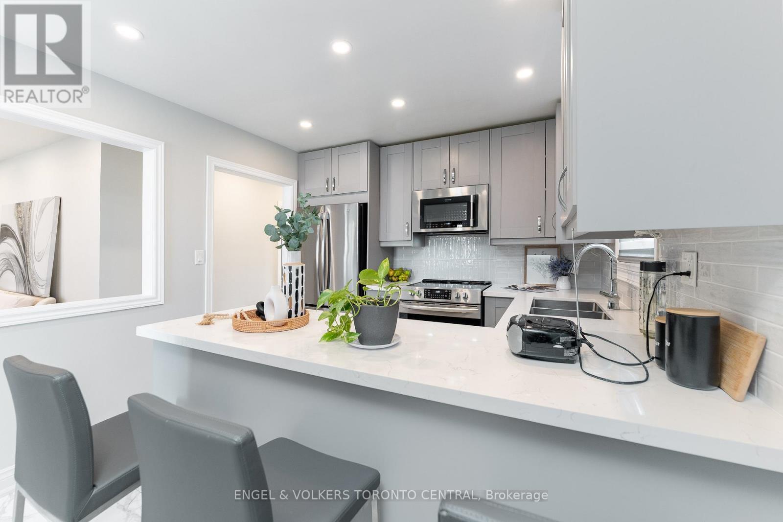 767 Phillip Murray Avenue, Oshawa, ON - Indoor Photo Showing Kitchen With Double Sink With Upgraded Kitchen