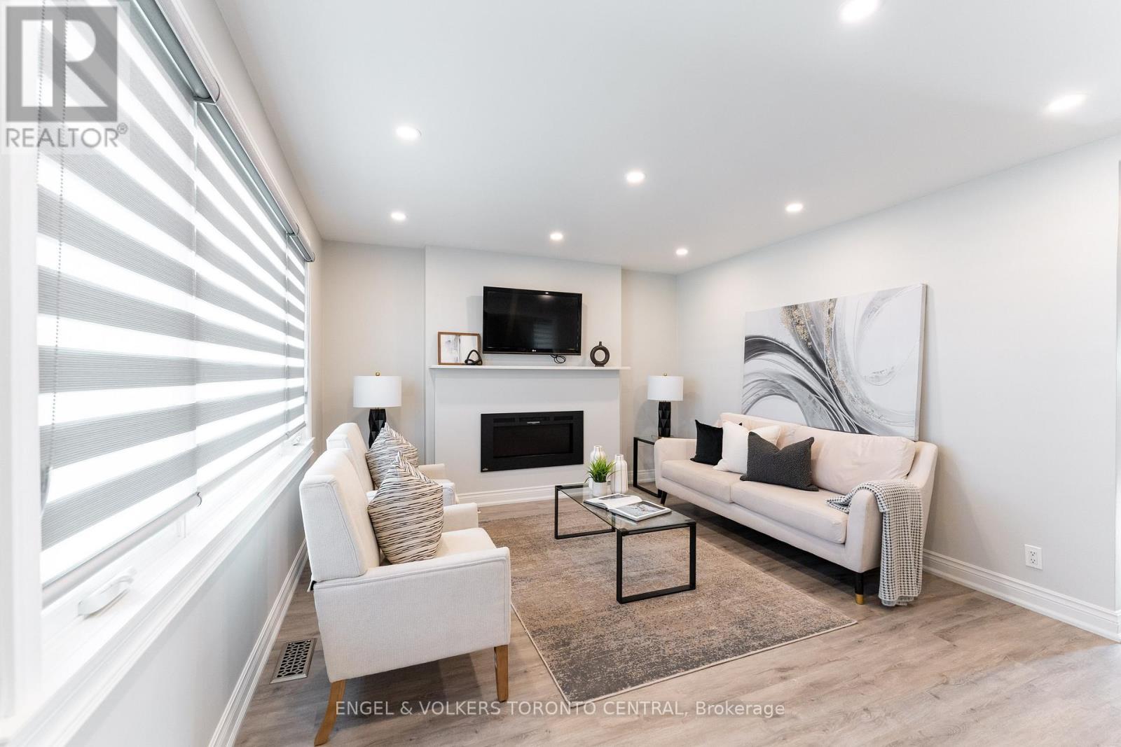 767 Phillip Murray Avenue, Oshawa, ON - Indoor Photo Showing Living Room With Fireplace