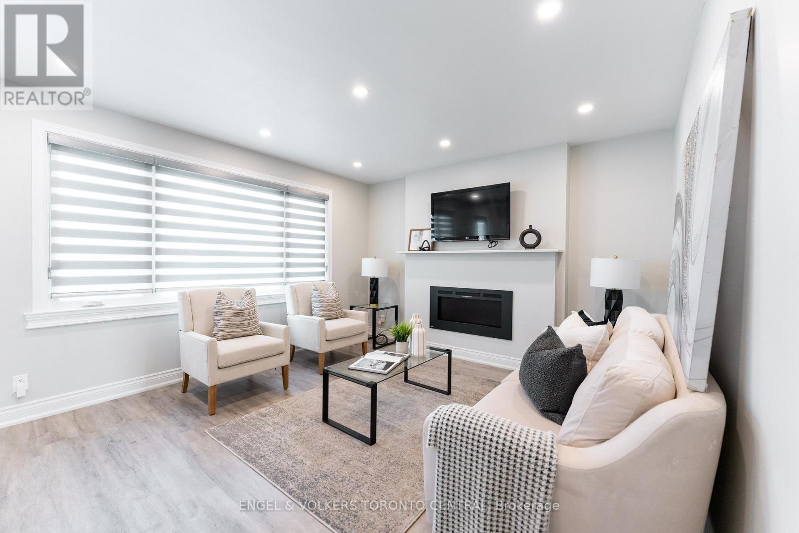 767 Phillip Murray Avenue, Oshawa, ON - Indoor Photo Showing Living Room With Fireplace