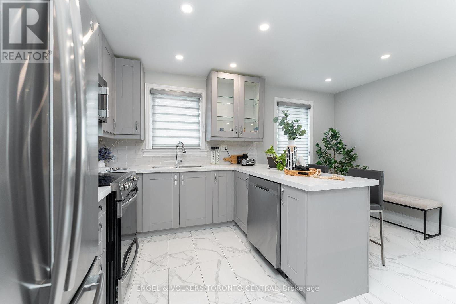 767 Phillip Murray Avenue, Oshawa, ON - Indoor Photo Showing Kitchen